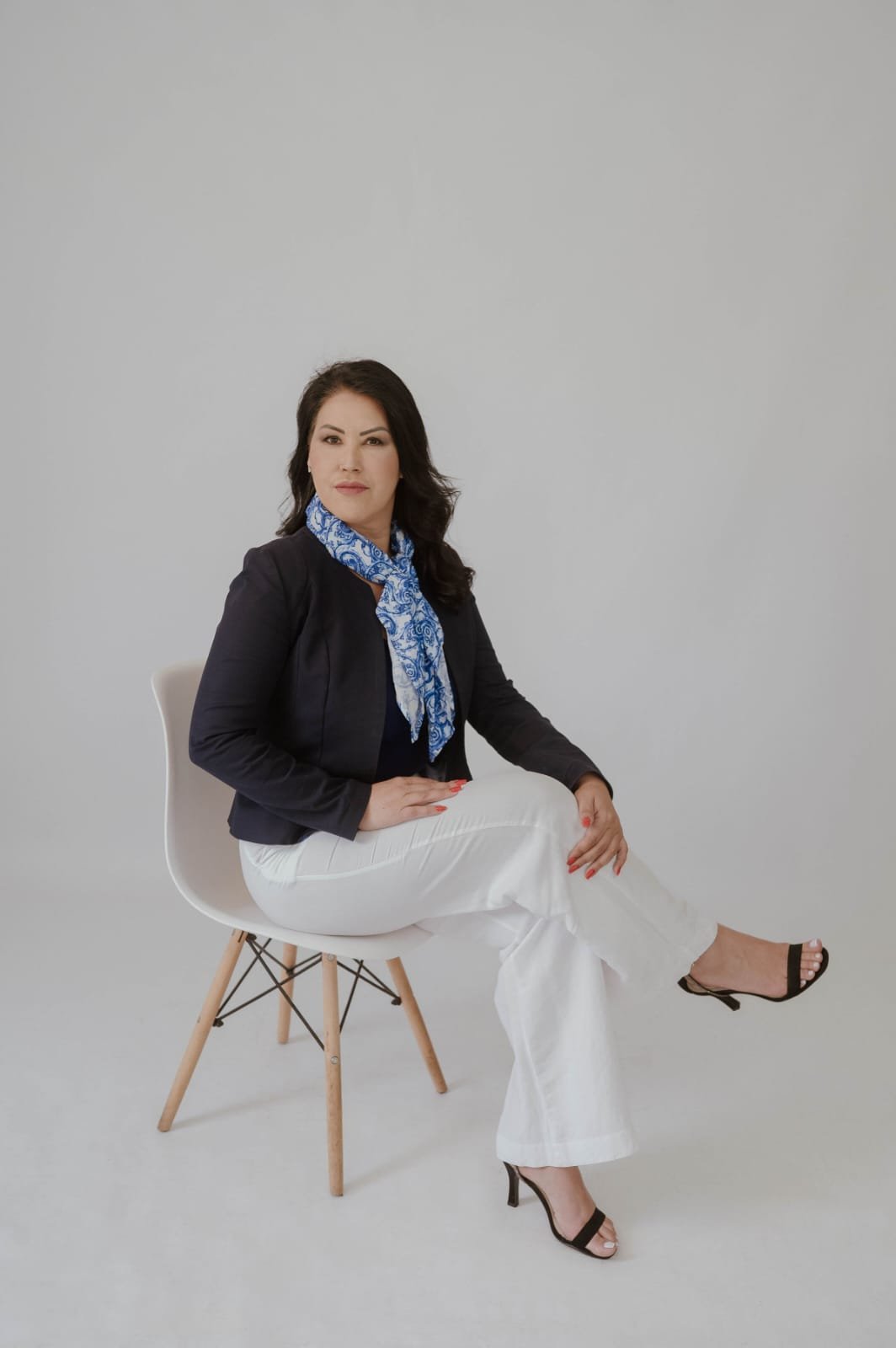 Dra Solange Boaventura sentada, retrato de escritório